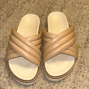 Oasis Society Grace puffed strap slide size 9 tan